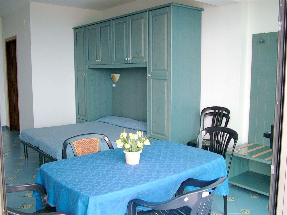 Oasi Azzurra Aparthotel Messina Bagian luar foto