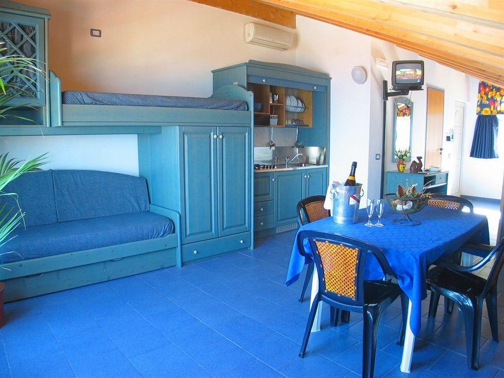 Oasi Azzurra Aparthotel Messina Bagian luar foto