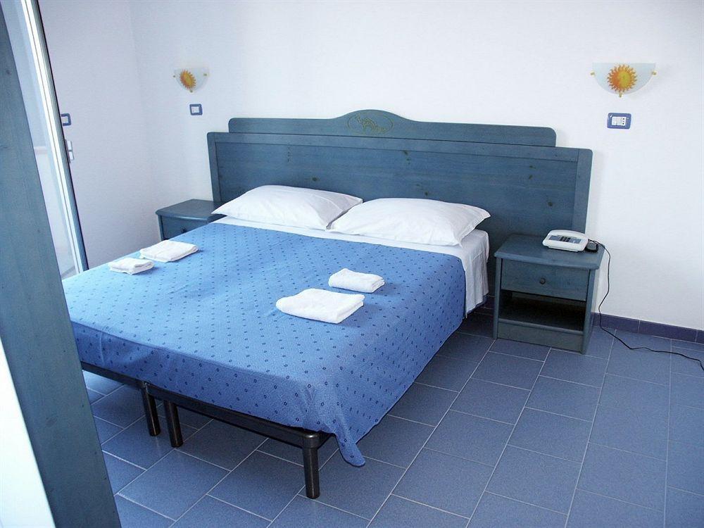 Oasi Azzurra Aparthotel Messina Bagian luar foto