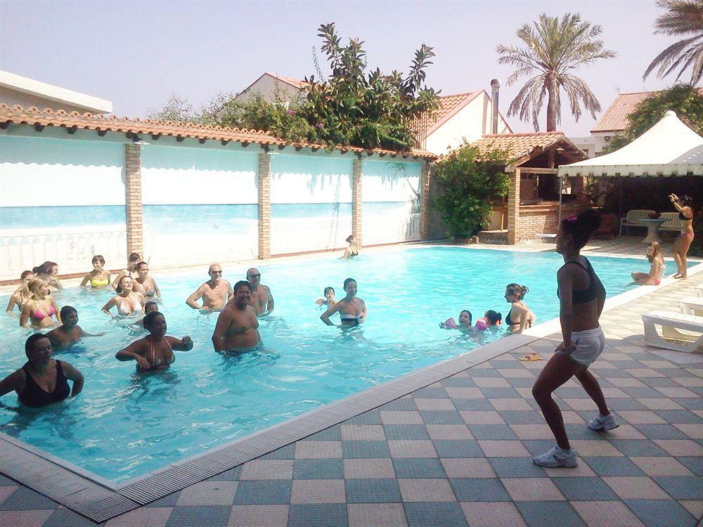 Oasi Azzurra Aparthotel Messina Bagian luar foto