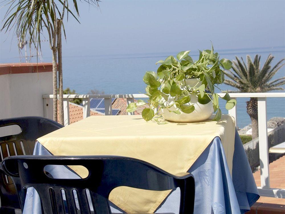 Oasi Azzurra Aparthotel Messina Bagian luar foto