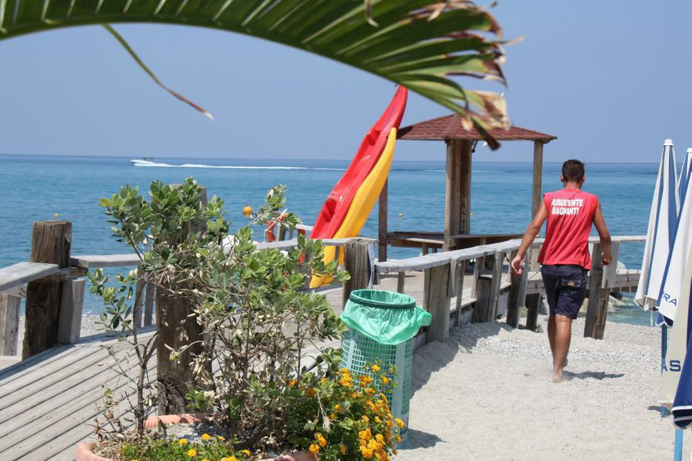 Oasi Azzurra Aparthotel Messina Bagian luar foto