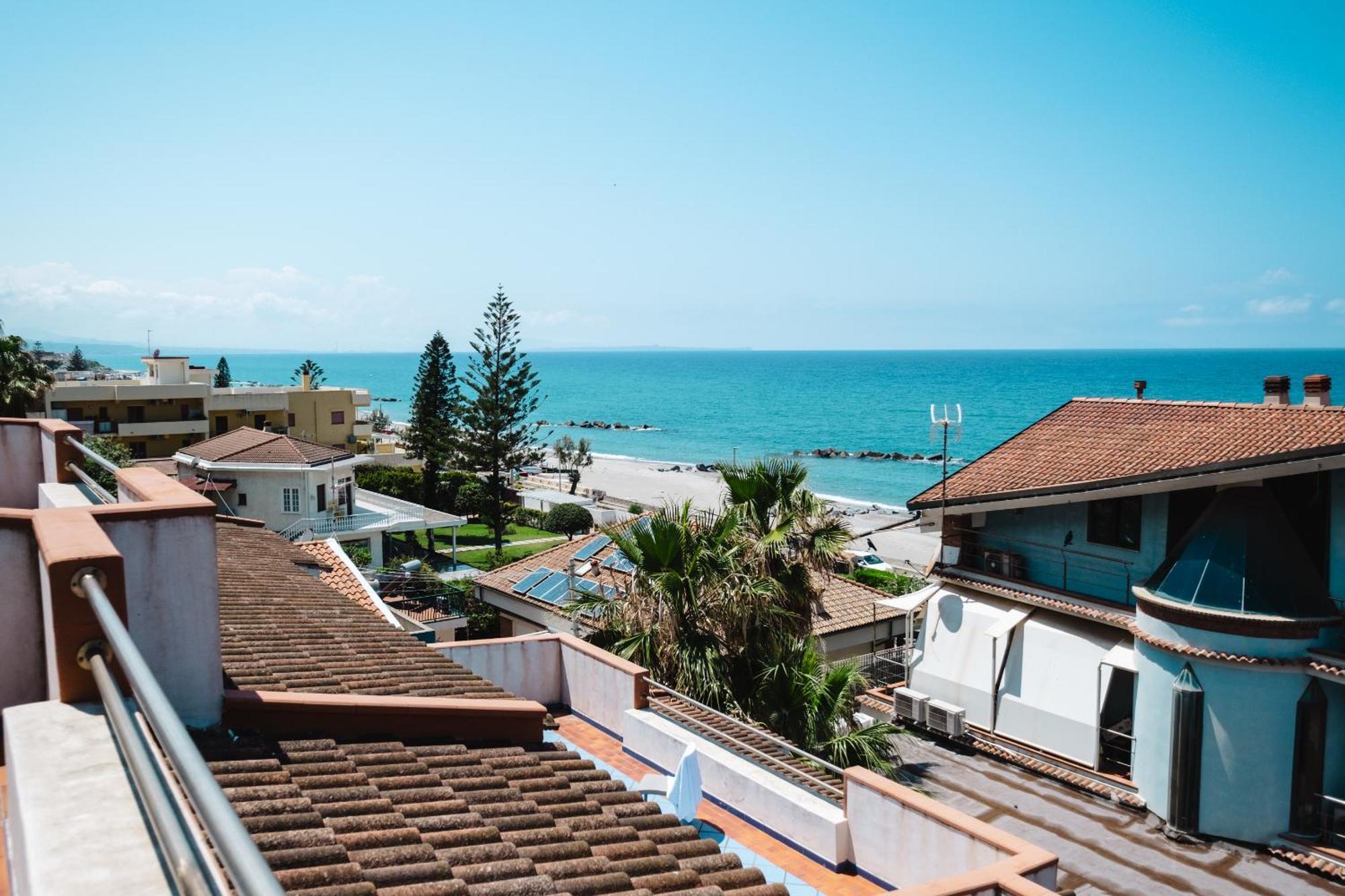 Oasi Azzurra Aparthotel Messina Bagian luar foto