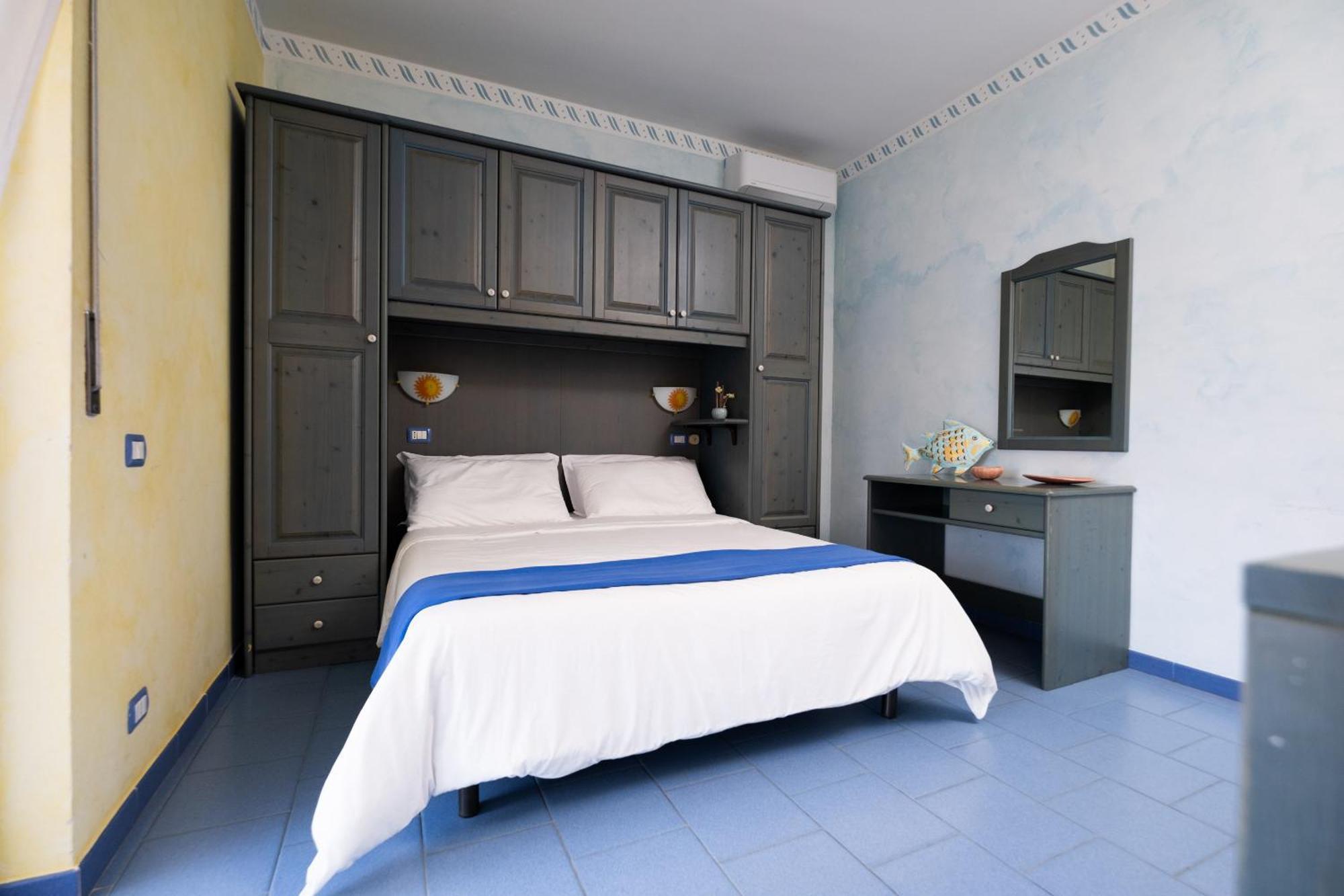 Oasi Azzurra Aparthotel Messina Bagian luar foto