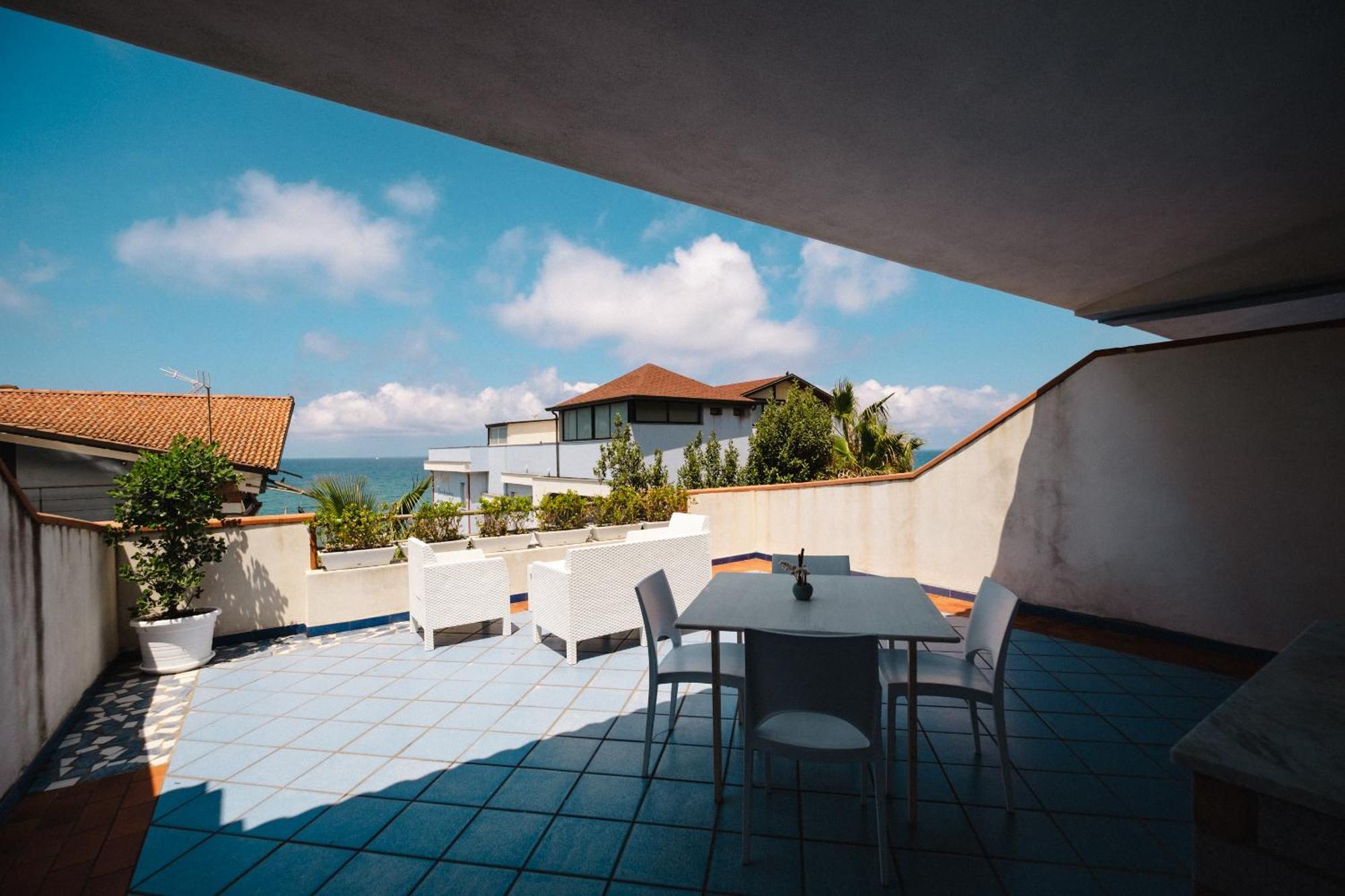 Oasi Azzurra Aparthotel Messina Bagian luar foto