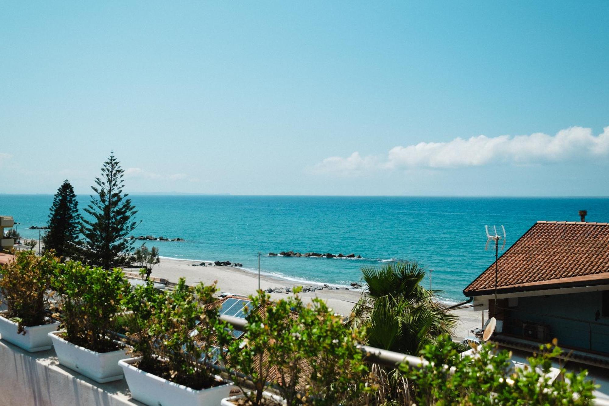 Oasi Azzurra Aparthotel Messina Bagian luar foto