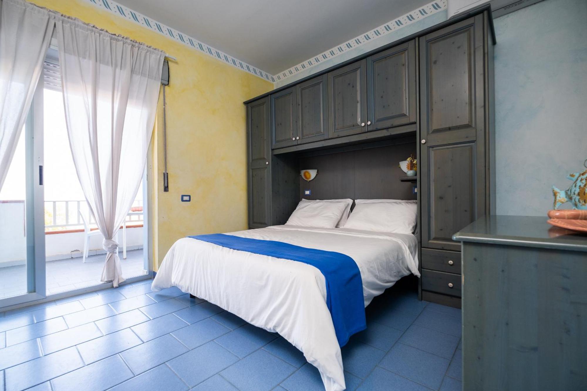 Oasi Azzurra Aparthotel Messina Bagian luar foto