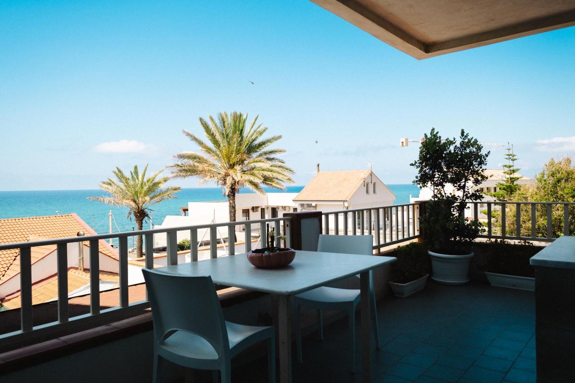 Oasi Azzurra Aparthotel Messina Bagian luar foto