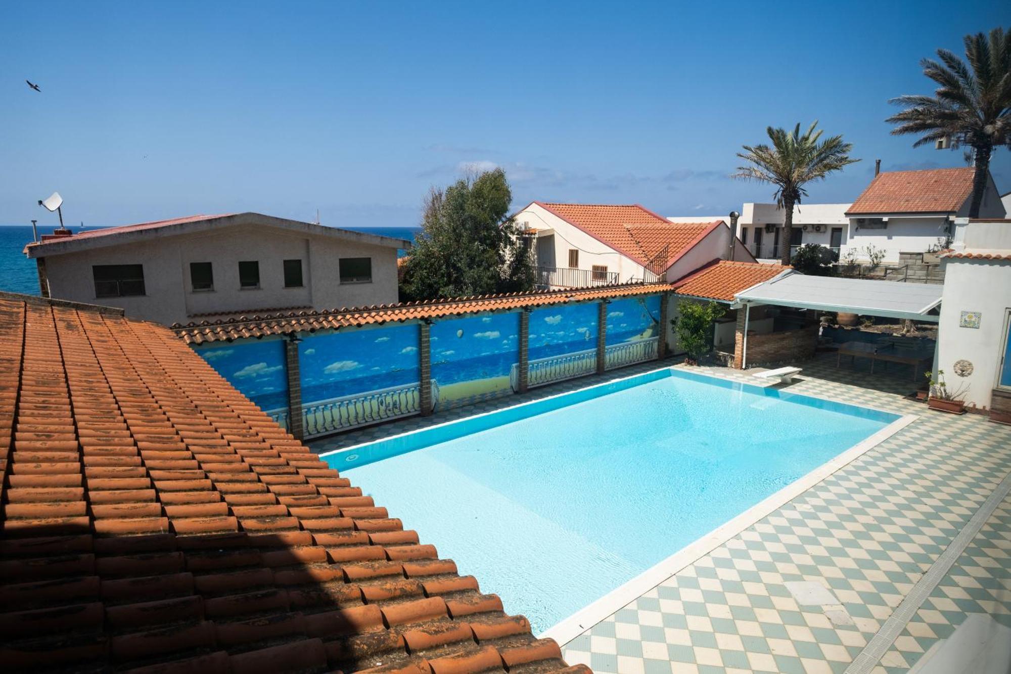 Oasi Azzurra Aparthotel Messina Bagian luar foto