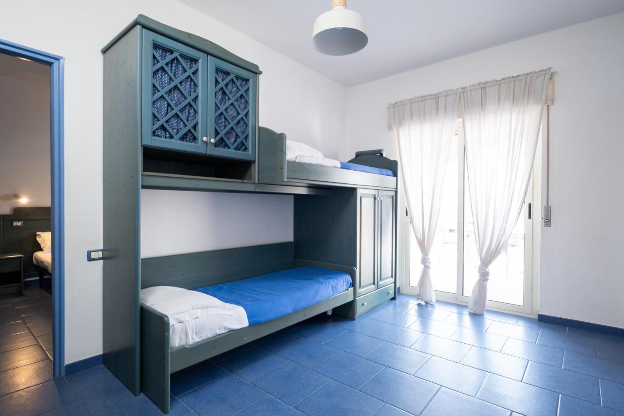 Oasi Azzurra Aparthotel Messina Bagian luar foto