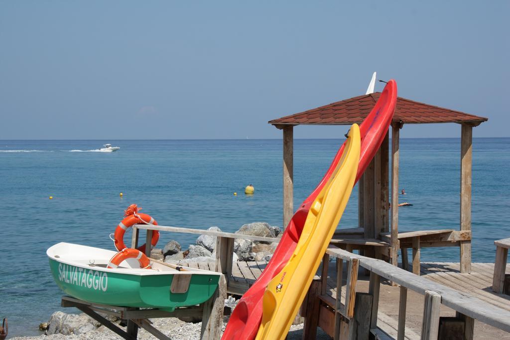 Oasi Azzurra Aparthotel Messina Bagian luar foto