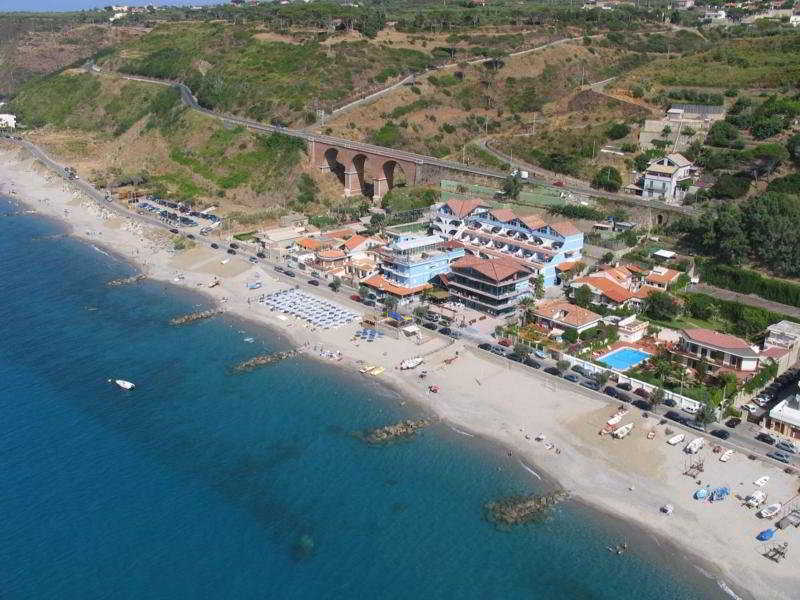 Oasi Azzurra Aparthotel Messina Bagian luar foto