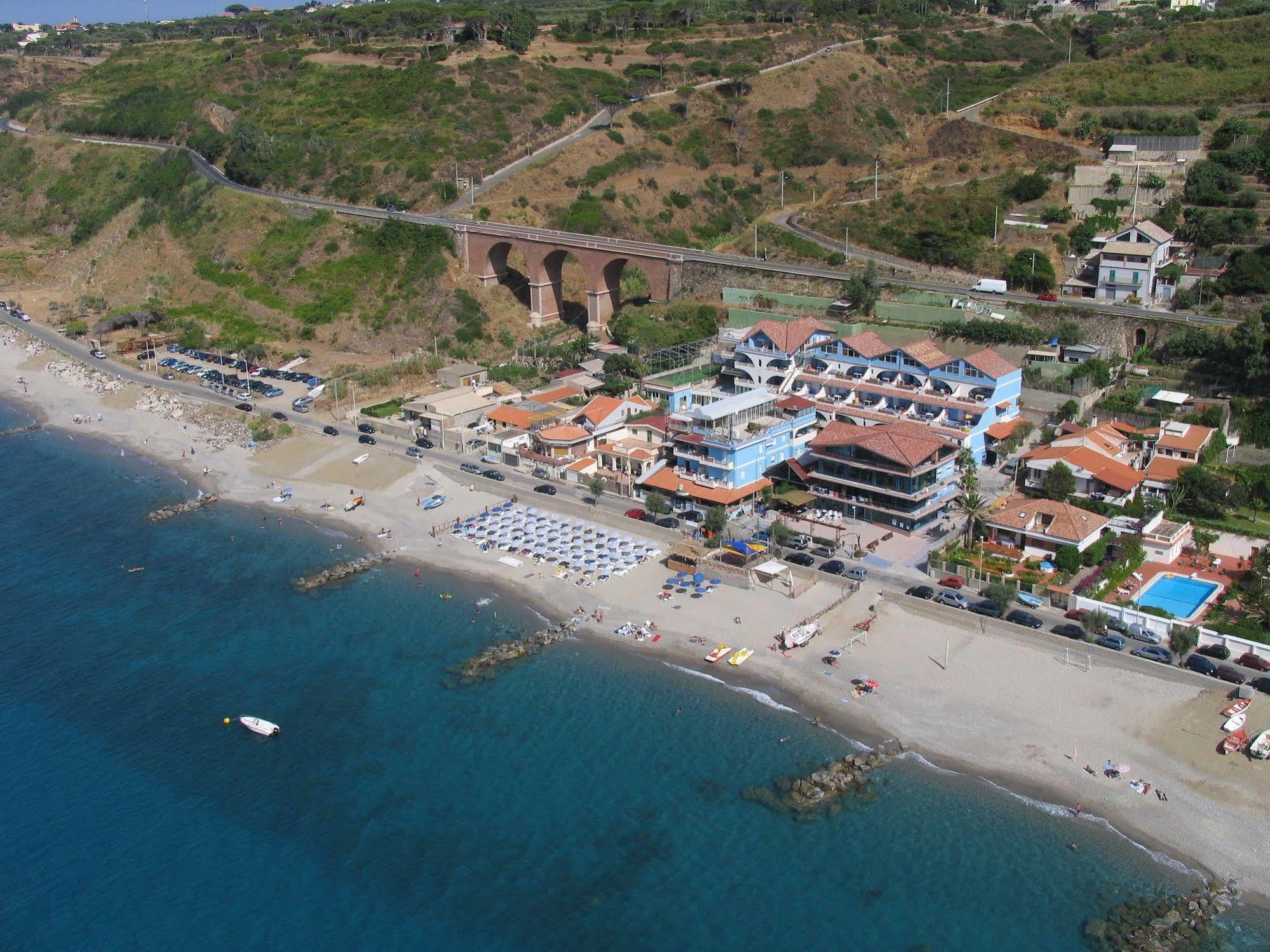 Oasi Azzurra Aparthotel Messina Bagian luar foto