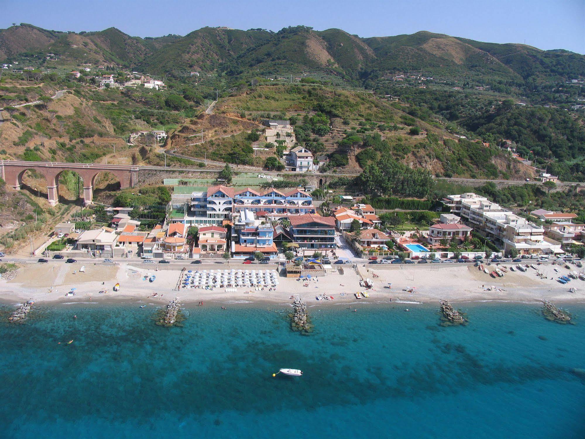 Oasi Azzurra Aparthotel Messina Bagian luar foto