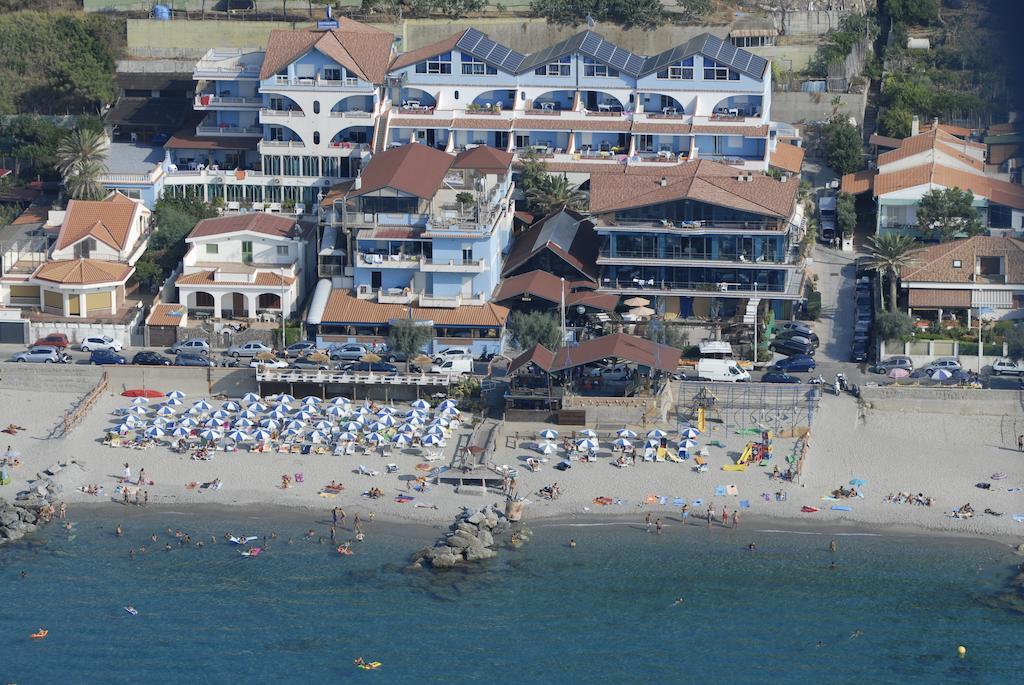 Oasi Azzurra Aparthotel Messina Bagian luar foto