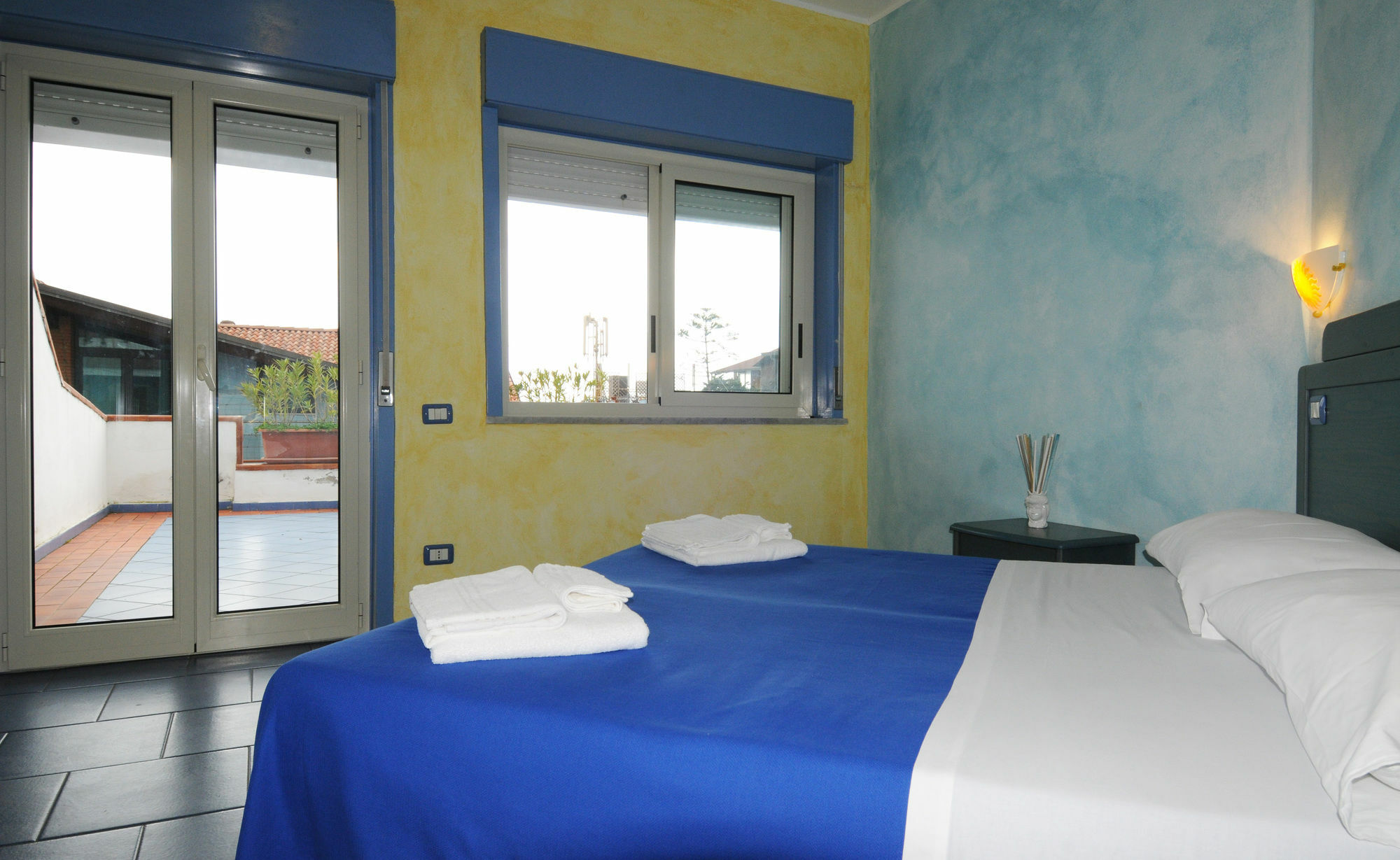 Oasi Azzurra Aparthotel Messina Bagian luar foto
